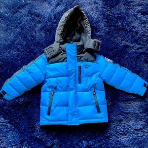 Reebok winter toddler coat 
Fleece lined
Zipper pockets
Removable zipper hood